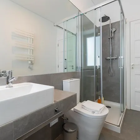 Your Dream Stay: Modern Amenities, Historic Charm Apartman