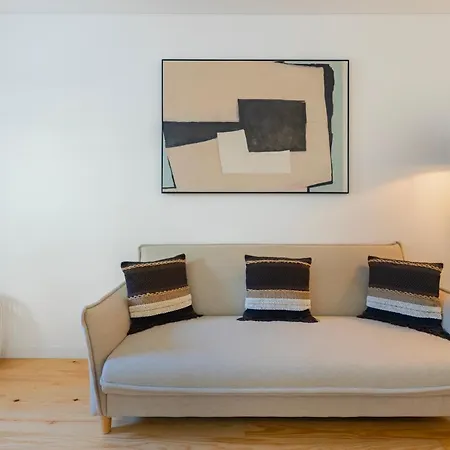 Your Dream Stay: Modern Amenities, Historic Charm Apartman