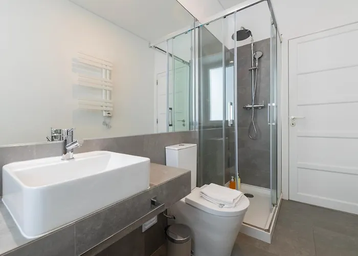 Your Dream Stay: Modern Amenities, Historic Charm شقة