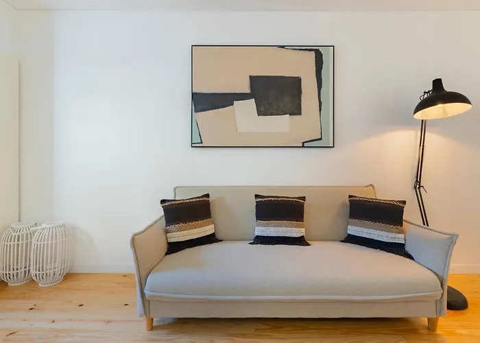 Your Dream Stay: Modern Amenities, Historic Charm شقة