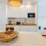 Lejlighed Your Dream Stay: Modern Amenities, Historic Charm