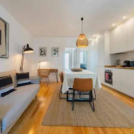 Your Dream Stay: Modern Amenities, Historic Charm Apartment *